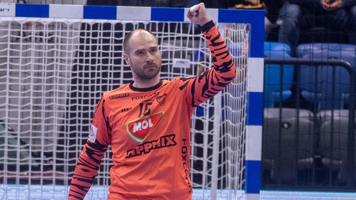 Egy kapus jött, egy kapus ment Tatabányán